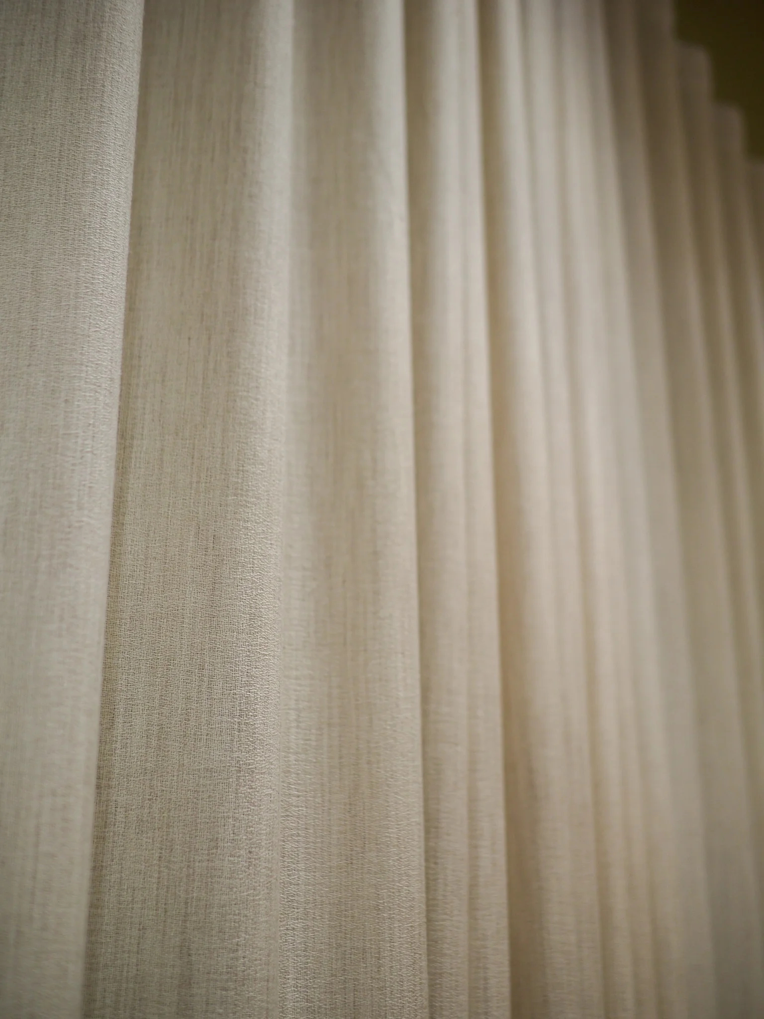 Vaaleanruskeat verhot suljettuna