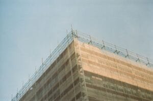 Rakennus telineissä ja huputettuna