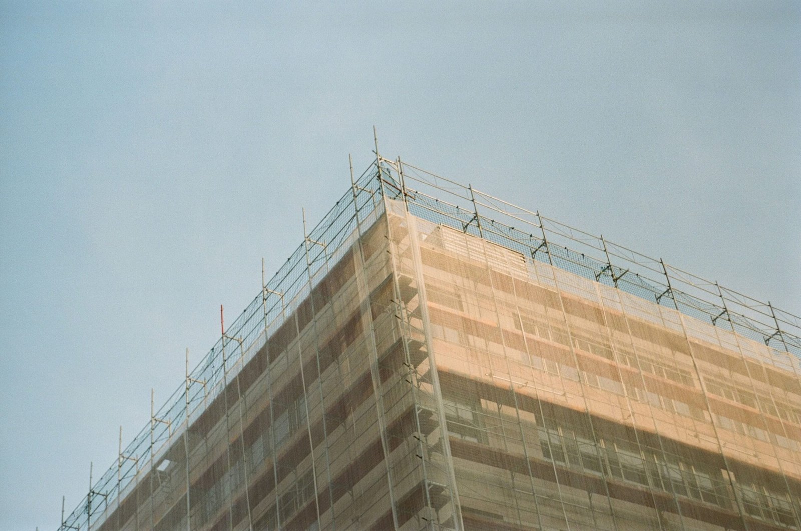 Rakennus telineissä ja huputettuna